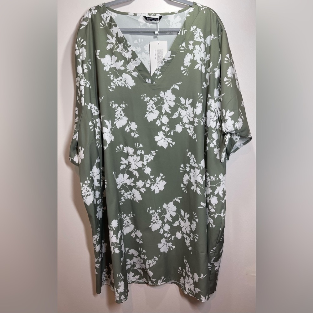 NWT BloomChic Floral‎ Print Short Sleeve V
Neck Midi Dress Size 30